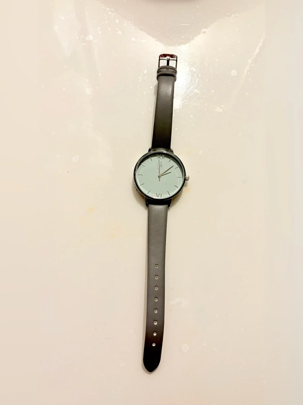 Shengke KO056L Quartz Analog Wristwatch White Gray Dial & Gray Leather Strap